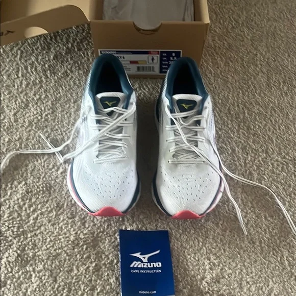 Woman”s Mizuno Wave Sky 6 Size 8  Running Shoes - Picture 2 of 6